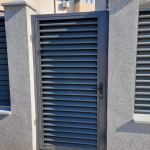 Poarta pietonala cu jaluzele metalice vopsita in camp electrostatic 1000 X 2000 mm h